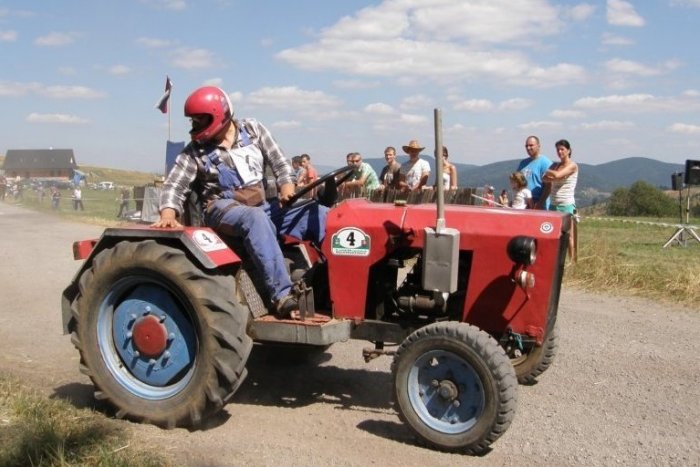 Ilustračný obrázok k článku Pri Moravciach vypuknú netradičné preteky: Na trať sa postavia malotraktory