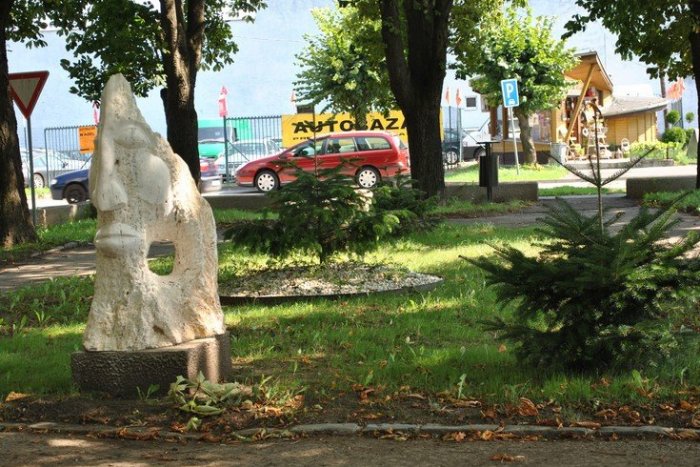 Ilustračný obrázok k článku Vynovený gaštanový park v OBRAZOCH: Pribudli umelecké sochy i moderné detské ihrisko
