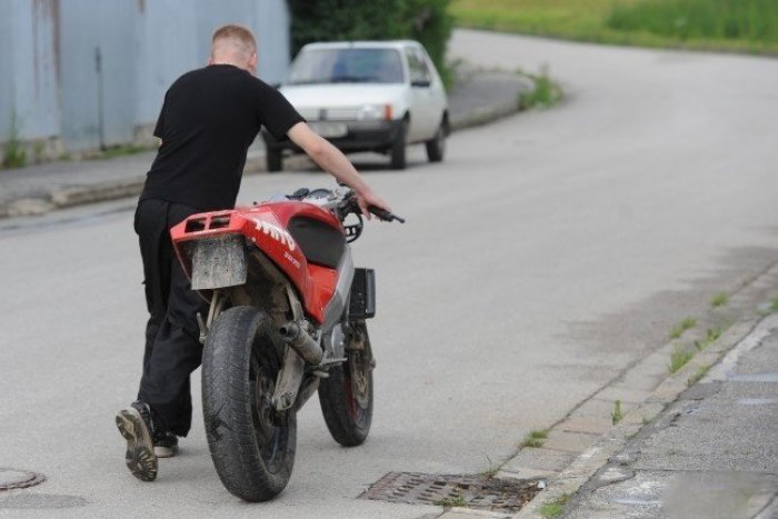 Ilustračný obrázok k článku Mladý motorkár (22) jazdil bez prilby: Pri policajnej kontrole nafúkal!