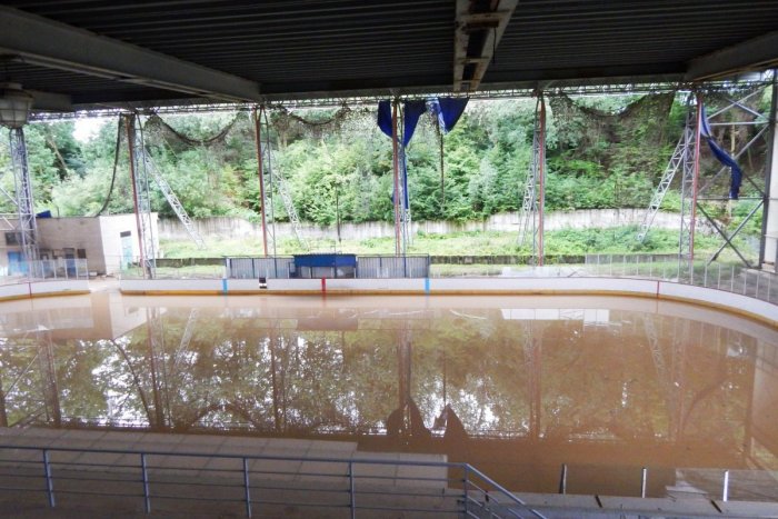 Ilustračný obrázok k článku Smutné obrázky zo žiarskeho zimáku: Štadión pripomína skôr bazén