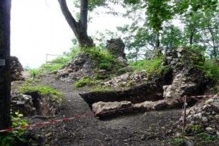 Ilustračný obrázok k článku Pri obnove Muránskeho hradu objavili zaujímavé nálezy: Fajky, črepy a aj mince!