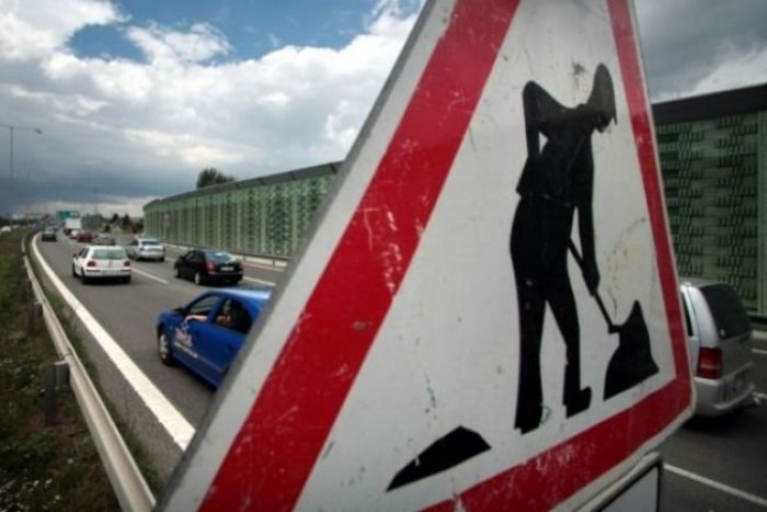 Ilustračný obrázok k článku Vodiči si na bratislavských cestách opäť preveria trpezlivosť: Kde sa dočkajú dopravných obmedzení?