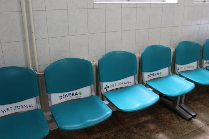 Ilustračný obrázok k článku Novinka v michalovskej nemocnici: Na staré lavičky zabudnite, aha ako to na chodbách teraz vyzerá!