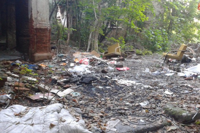 Ilustračný obrázok k článku Smutné ZÁBERY z Bystrice: Vzácny kaštieľ v dezolátnom stave slúži ako útočisko pre bezdomovcov