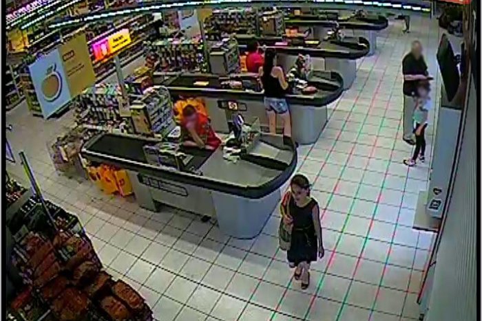 Ilustračný obrázok k článku Chvíľka nepozornosti stála ženu (53) stovky eur: Z nákupného vozíka jej ukradli kabelku!