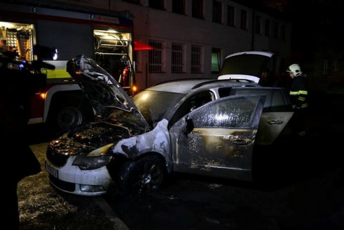 Ilustračný obrázok k článku Nočné vyčíňanie podpaľača: Oheň zničil tri autá