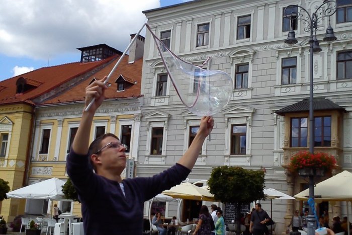 Ilustračný obrázok k článku Nápad, ktorý nemá chybu a spríjemní dianie v našich uliciach: Bystričanom nad hlavy vzlietne množstvo bublín