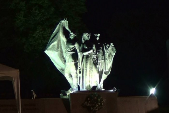 Ilustračný obrázok k článku VIDEO nočnej dominanty mesta: Po 27 rokoch opäť rozsvietili pamätník na námestí!