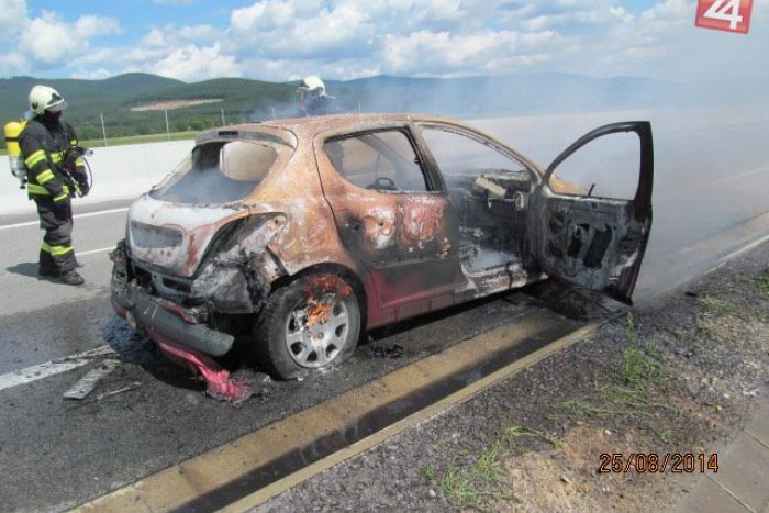 Ilustračný obrázok k článku Na rýchlostnej ceste R1 horelo: Peugeot sa ocitol celý v plameňoch, foto z miesta!