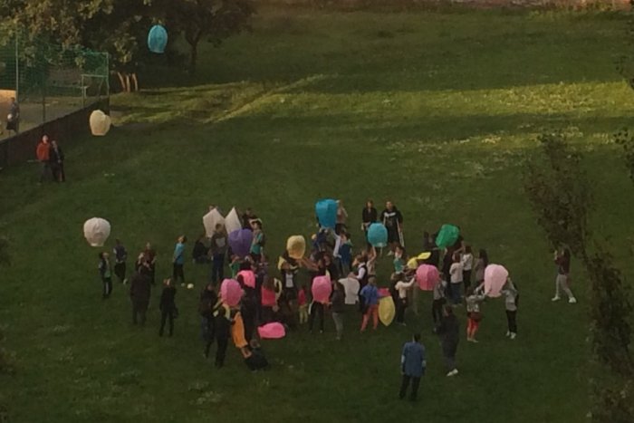 Ilustračný obrázok k článku Dojímavá rozlúčka s Tamarkou (†12): Areál školy sa zmenil na miesto žiaľu, do neba leteli lampióny