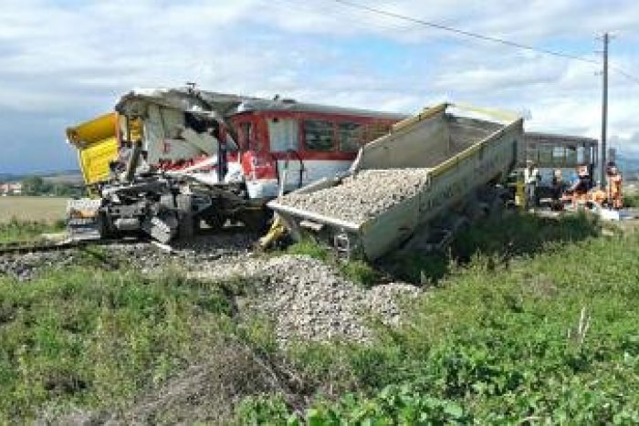 Ilustračný obrázok k článku Zrážka vlaku a nákladiaku sa neobišla bez následkov: 14 zranených, sanitky + vrtulníky v akcii