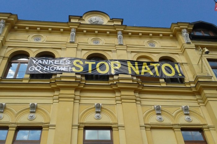 Ilustračný obrázok k článku Župná budova v deň osláv SNP púta pozornosť: Visí na nej transparent Stop NATO!