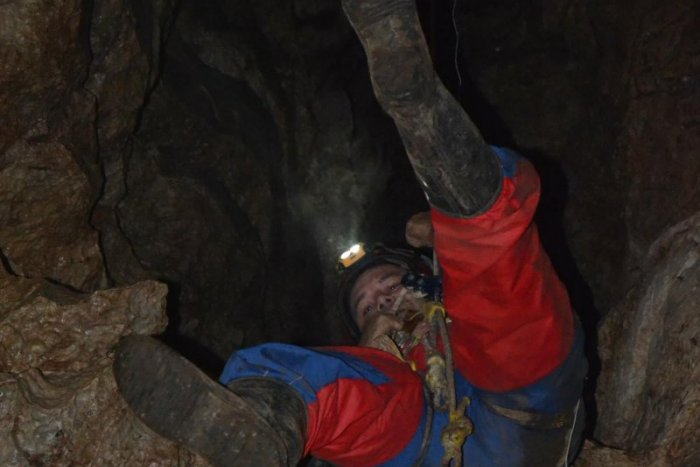 Ilustračný obrázok k článku Rožňavskí jaskyniari zliezli do ponoru: Neuveríte, čo našli namaľované na stene
