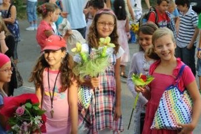 Ilustračný obrázok k článku Kvety k začiatku školy: Mamička v Prievidzi kupovala niekoľko kvetov naraz