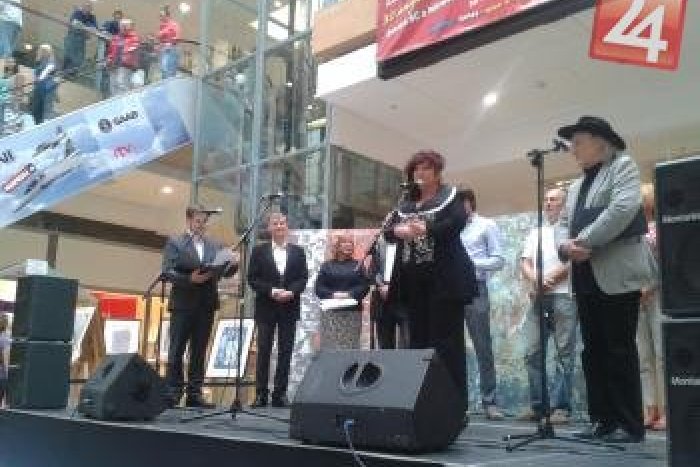 Ilustračný obrázok k článku Celebritný pár v Bystrici: Manželia Jakubiskovci sa ukázali v známom obchoďáku