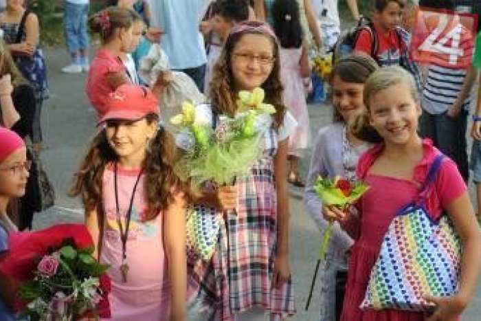 Ilustračný obrázok k článku Trnava zachováva tradície: Žiaci nosia učiteľkám klasické kytičky
