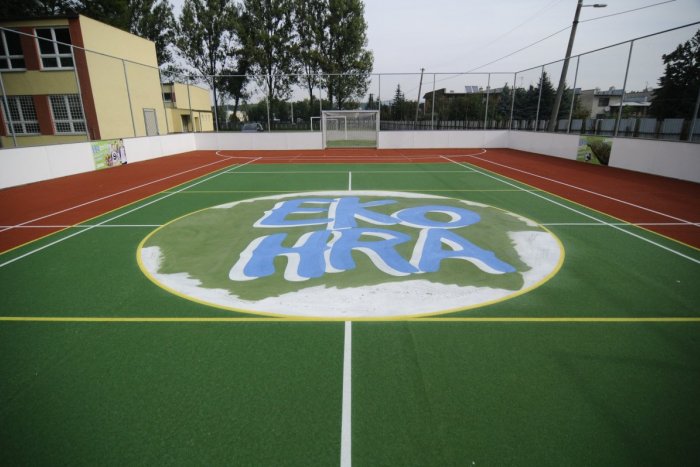 Ilustračný obrázok k článku Radosť na michalovskej strednej škole: Nové ihrisko za vyzbierané fľaše!