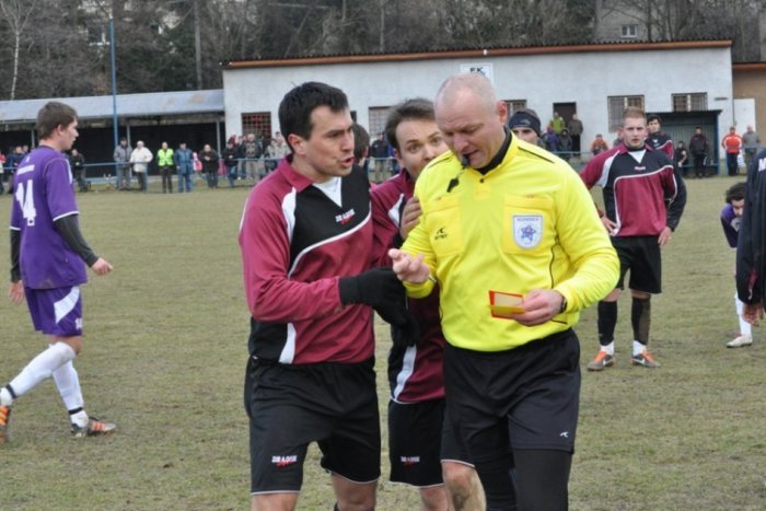 Ilustračný obrázok k článku Prehľad na víkendové zápasy okresných líg: Títo páni budú u vás rozhodovať