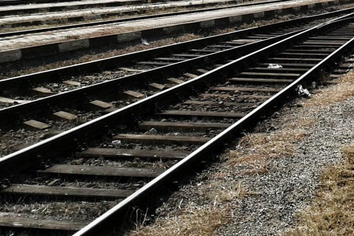 Ilustračný obrázok k článku Samovražda v Petržalke: Vlak prešiel muža, ktorý ležal na koľajniciach. Neprežil
