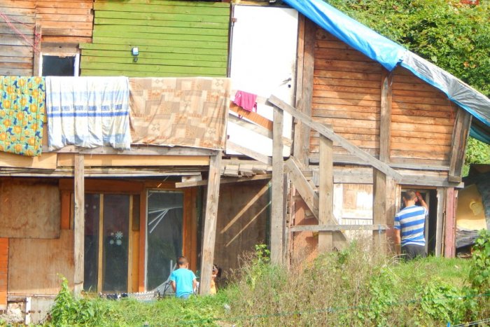 Ilustračný obrázok k článku FOTO: Žiarsku rómsku osadu od garáží po novom oddeľuje plot