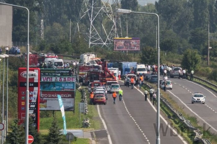 Ilustračný obrázok k článku Nešťastný piatok: Prevrátený autobus na ceste zo Svätého Jura do Bratislavy. Zahynul vodič, 28 ľudí je zranených