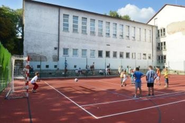 Ilustračný obrázok k článku Základná škola na Kulíškovej slávnostne otvorila vynovený športový areál