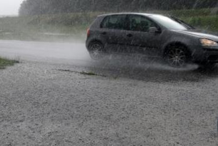 Ilustračný obrázok k článku Počasie už komplikuje dopravu: Z polí sa valí voda!