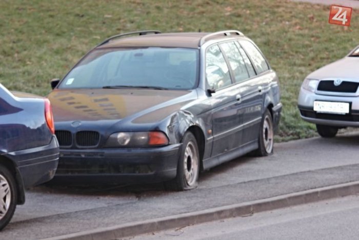 Ilustračný obrázok k článku Z parkoviska v Brezne zmizli vraky nepoužívaných áut. Polícia vyzvala ľudí