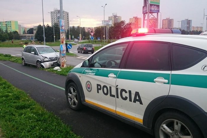 Ilustračný obrázok k článku Pri Tescu došlo k nehode: Opel narazil do obrubníka, potom nabúral do stĺpa