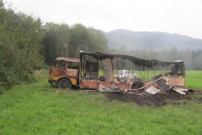 Ilustračný obrázok k článku Požiar spôsobil obrovskú škodu: Plamene pohltili voz so včelími rodinami, pozrite FOTO!