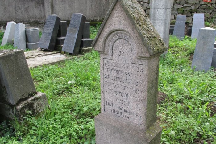 Ilustračný obrázok k článku Na židovskom cintoríne pribudla pamätná tabuľa: Je spomienkou na otca so synom