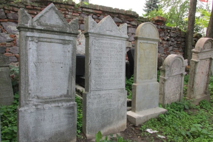 Ilustračný obrázok k článku Nadšencov čakal na cintoríne v Moravciach smutný pohľad: Pováľané pomníky a burina po pás!