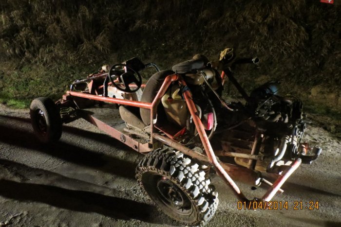 Ilustračný obrázok k článku Mladík (18) sa prevrátil na podomácky vyrobenom tragáči: Policajti mu ešte aj namerali