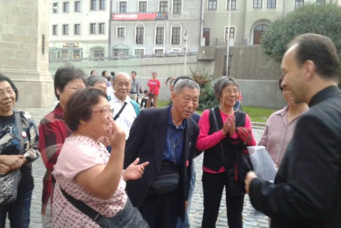 Ilustračný obrázok k článku Exotika v Bratislave: Biskup Haľko sa modlil pred katedrálou s čínskymi katolíkmi