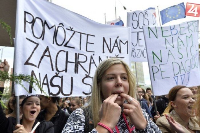 Ilustračný obrázok k článku Študenti protestovali v uliciach Trenčína: Sme proti zrušeniu našej školy!