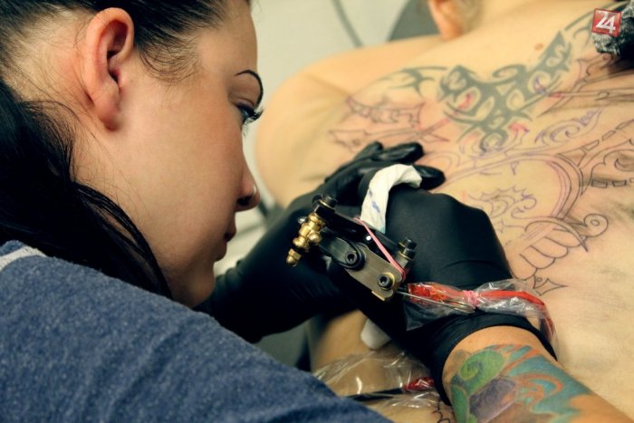 Ilustračný obrázok k článku Mladá tatérka (25) z Bystrice: Telo jej zdobí 18 tetovaní, o kuriózne požiadavky nemá núdzu