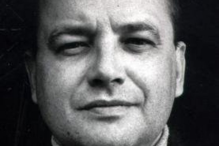 Ilustračný obrázok k článku Pocta z bronzu pre básnika Jozefa Urbana: V parku pribudne novinka, aha ako ju zabezpečia proti zlodejine