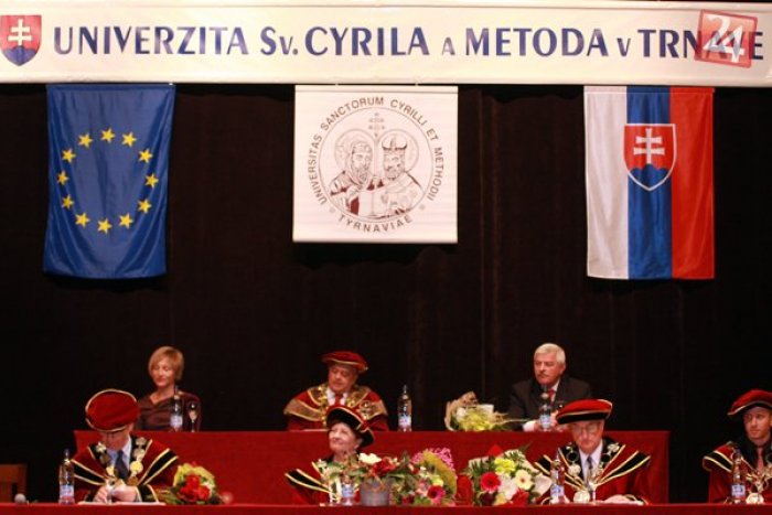 Ilustračný obrázok k článku Konferencia o postavení prezidentov na UCM: Vystúpila aj bývalá hlava Poľska
