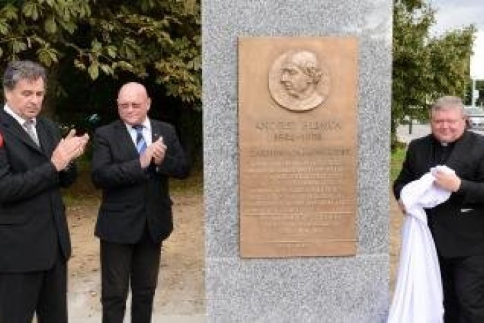 Ilustračný obrázok k článku Uctili si jeho pamiatku: V Nitre odhalili pamätník Andrejovi Hlinkovi