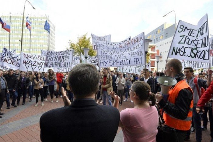 Ilustračný obrázok k článku Protest študentov nepomohol: V Trenčíne rušia strednú školu podnikania