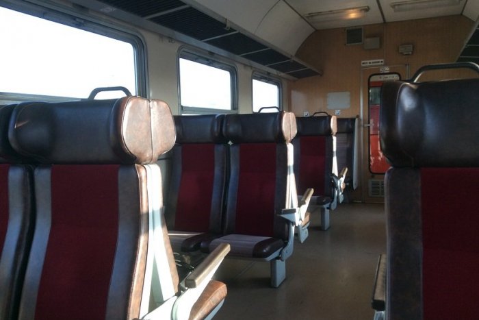 Ilustračný obrázok k článku Vyčíňanie mladíka (21) vo vlaku vyráža dych: Z vozňa vylámal stolíky, použil ich na kúrenie!