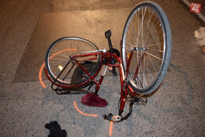 Ilustračný obrázok k článku Pri nehode vyhasol život ženy (†68) na bicykli: Zrazila sa s mladíkom na motorke