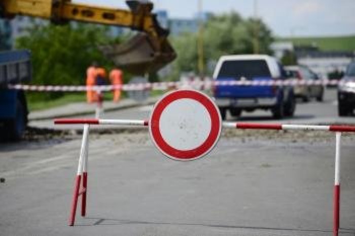 Ilustračný obrázok k článku Vodičov čaká dopravné obmedzenie a obchádzka: Úplná uzávierka priecestia a to na viacero dní!
