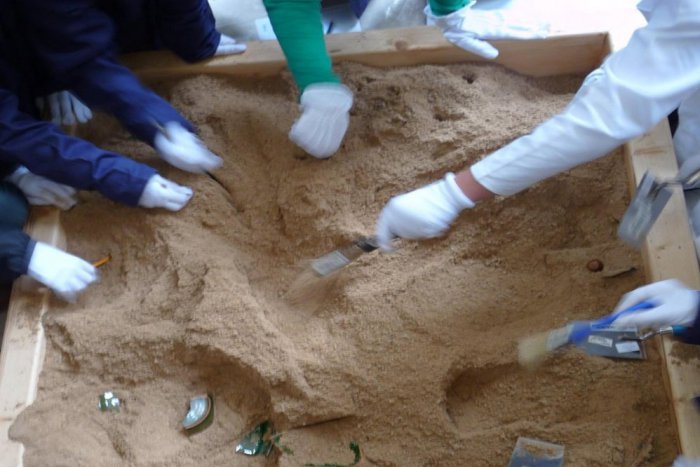 Ilustračný obrázok k článku Deti si vyskúšali archeológiu: Nevšedný zážitok sa im páčil