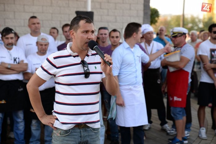 Ilustračný obrázok k článku Známe osobnosti a skvelý guláš:  Ľudia v Topoľčanoch sa spojili a ukázali veľké srdce