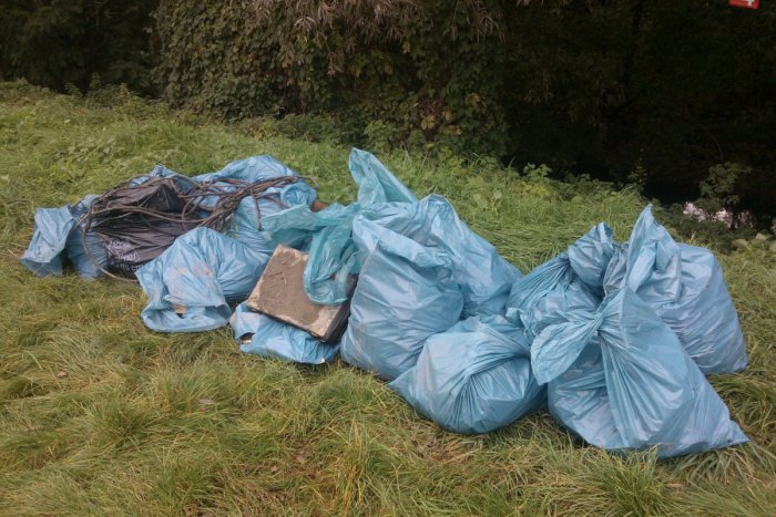 Ilustračný obrázok k článku Kopa bordelu: K potoku v Moravciach napochodovala upratovacia čata, naplnila až 50 vriec