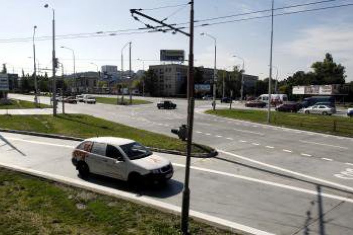 Ilustračný obrázok k článku Malé mestské časti Bratislavy i obce v kraji chcú tiež dotácie od BSK na opravu ciest