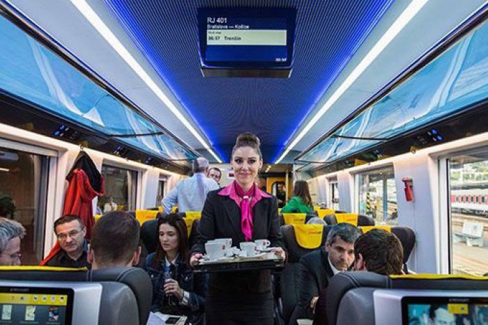 Ilustračný obrázok k článku PRVÉ FOTO žltých vlakov, ktoré začnú jazdiť na východ: Sedačky aj s dotykovými obrazovkami!