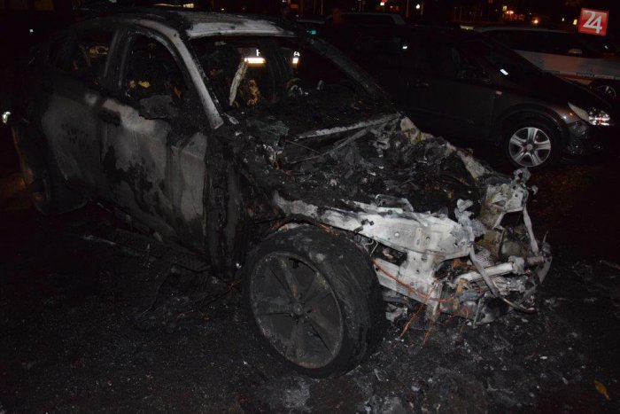 Ilustračný obrázok k článku Neďaleko Bystrice horelo: Oheň zachvátil audinu, odniesli si to aj ďalšie dve autá!