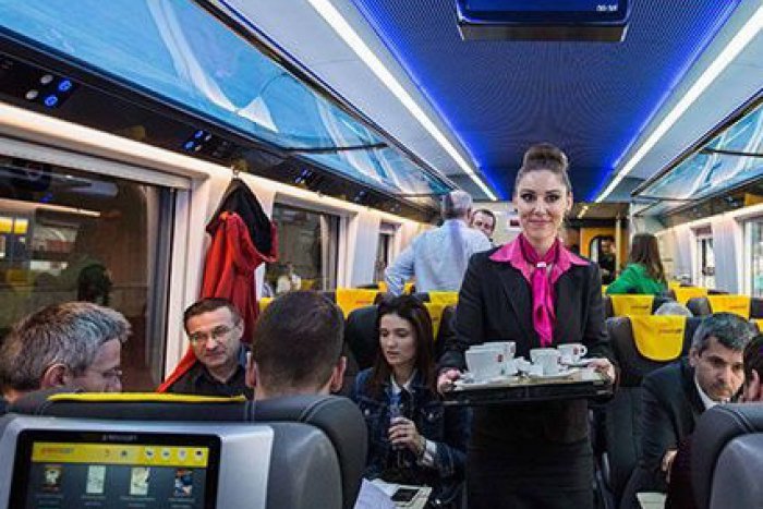 Ilustračný obrázok k článku PRVÉ FOTO žltých vlakov, ktoré začnú jazdiť cez Poprad: Sedačky aj s dotykovými obrazovkami!